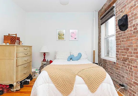 5th image of 524 Putnam Ave APT 2R