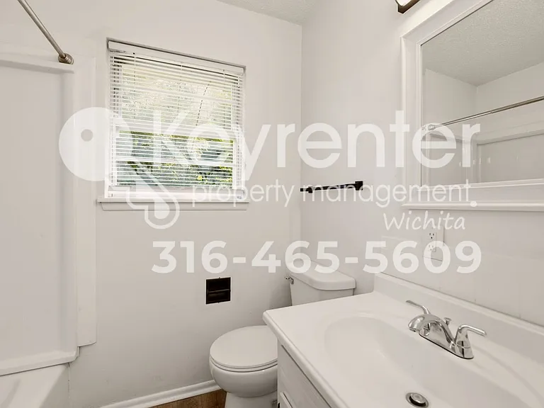 E Pine St Duplex — Photo 10