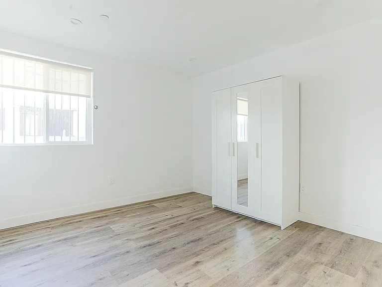 1534 W 35th St — Photo 23