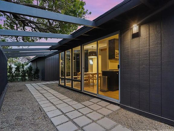 Mid Century Design
Private entrance away from the street