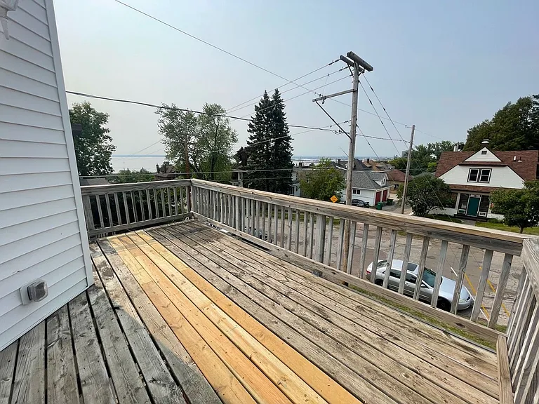 416 N 15th Ave E — Photo 2