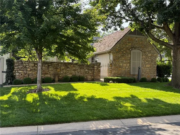 10 Coventry Ct, Prairie Village, KS 66208