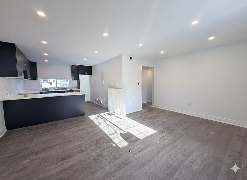 Photo 2 of 9 - 184 Ottawa St S #UPPER FLOOR - Hamilton, ON Building Photo - 184 Ottawa St S #UPPER FLOOR