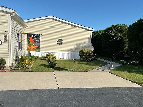 3rd image of 19 Mayfair Ln