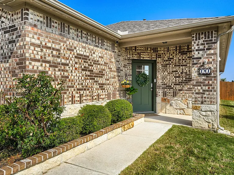 141 Marienfeld Ln — Photo 3