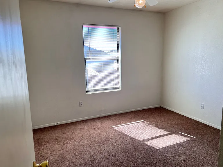 1102 Leslie Cir — Photo 8