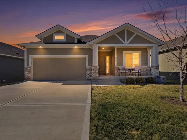 6768 Prairie Ln, Parkville, MO 64152