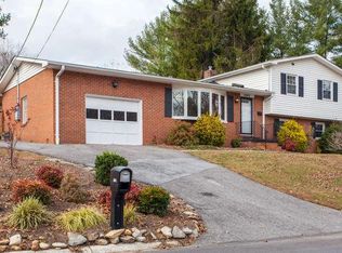 1205 Pinebrook Cir, Hendersonville, NC 28739