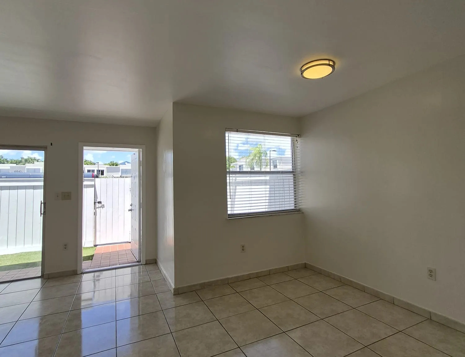 2 bed, 1.5 bath, 1000 sqft, $2,500 — Photo 2