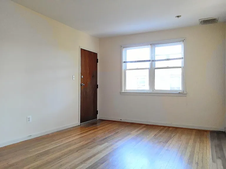319 12th St NE #5 — Photo 2