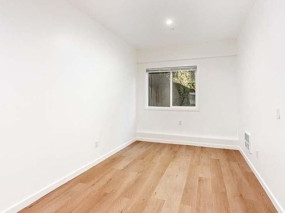 4th image of 68 Diamond St #8L