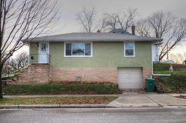 1st image of 936 Cottage Ave E