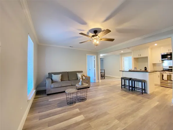 2722 Gladstone Dr, Dallas, TX 75211