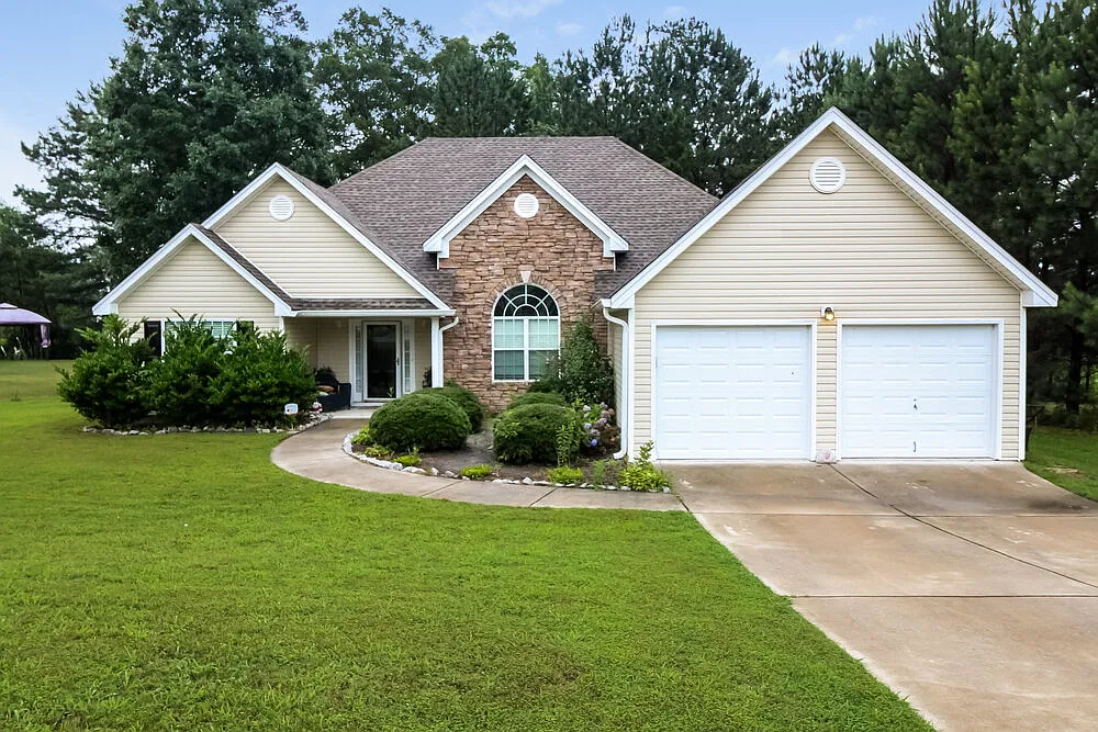 4 bed, 3.0 bath, 2308 sqft, $3,040 — Photo 1