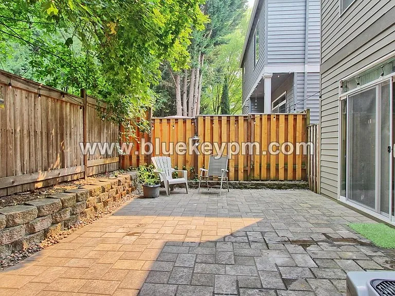 985 SE Tamango St — Photo 3