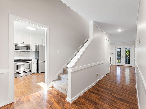 3rd image of 105 Willow Oaks Ct