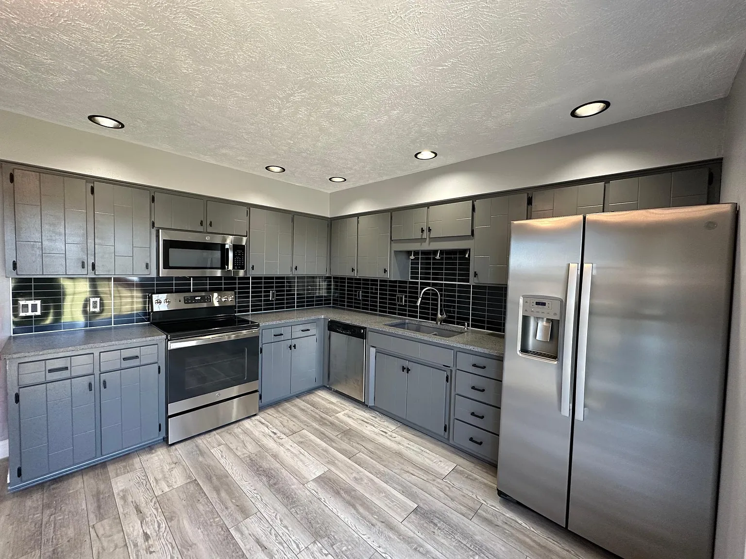 1230 Edgewood Blvd — Photo 4