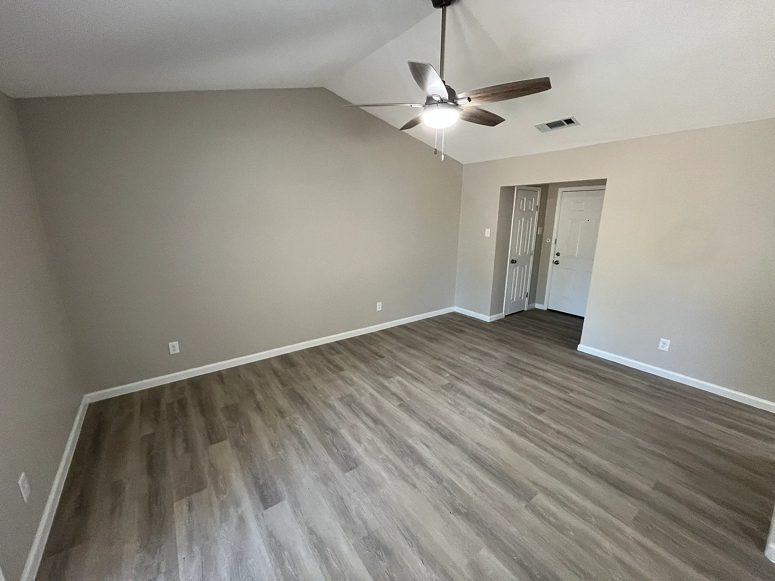 3 bed, 961 sqft, $1,700 — Photo 3
