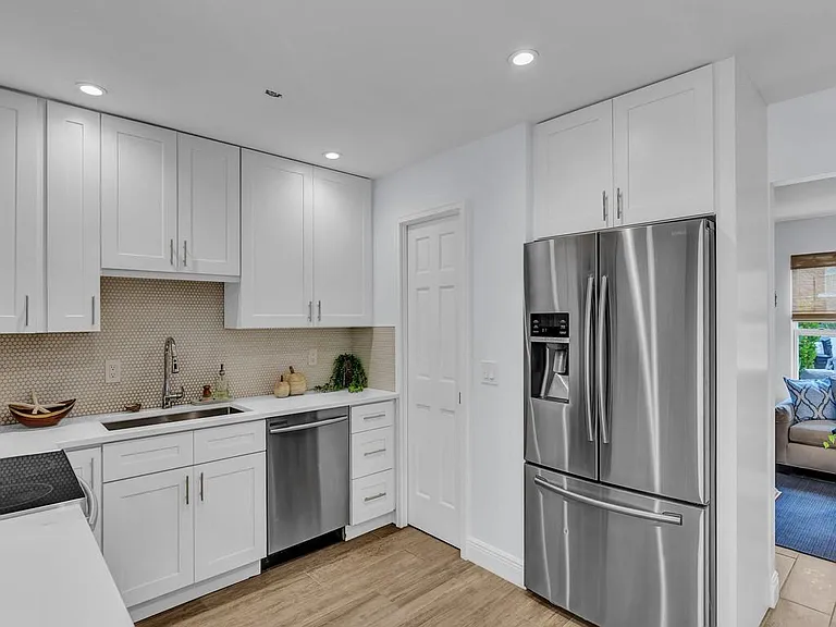 824 Dahlia Ln — Photo 10