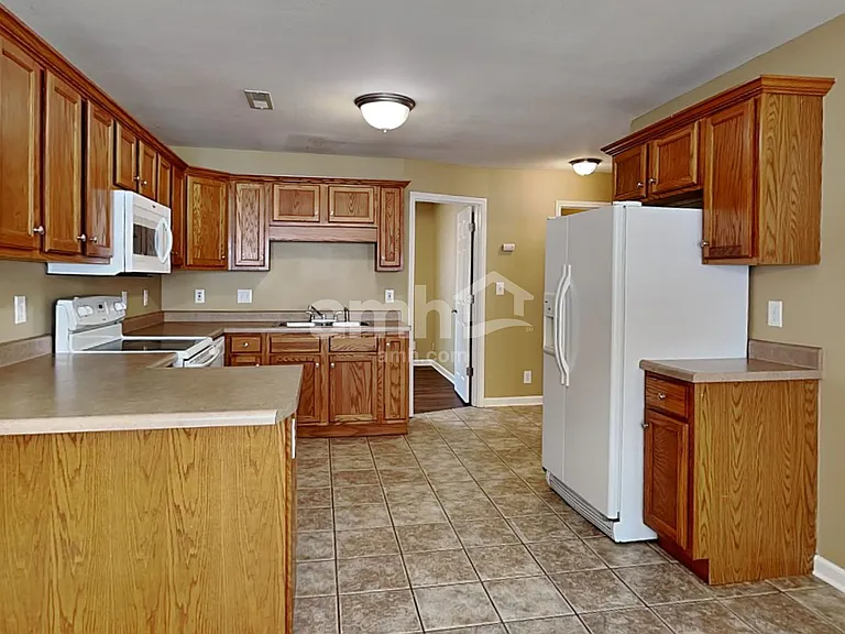 1004 Hendricks Ct — Photo 3