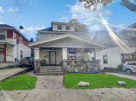 904 Bates St SE, Grand Rapids, MI