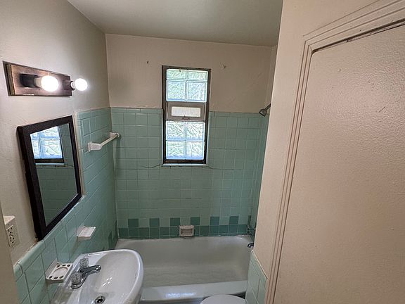 5th image of 1606 Dewey Ave APT 3