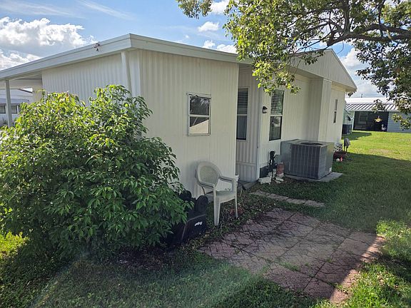 5th image of 44 Charlotte Cir W