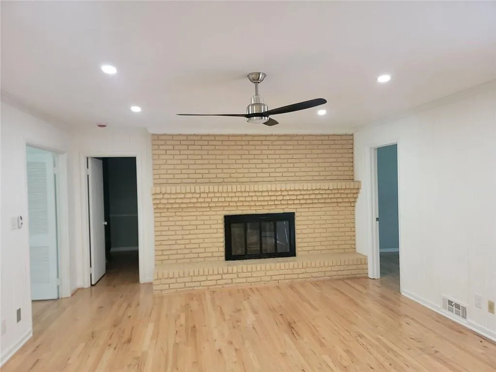 4 bed, 2.0 bath, 2234 sqft, $2,400 — Photo 3