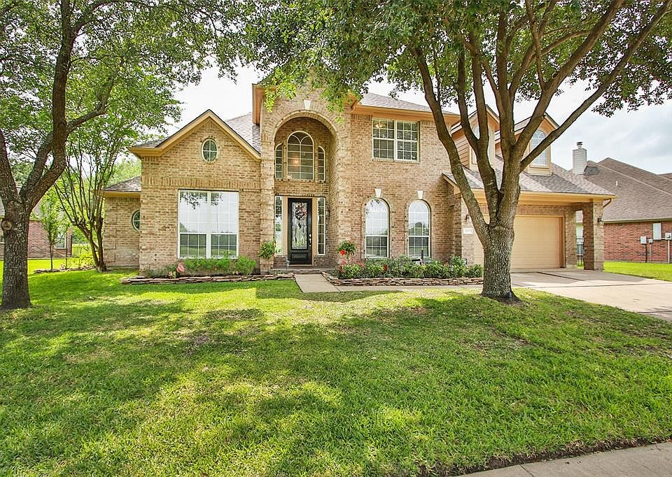 Welcome to this lovely 2-story in the golf course community of Stone Gate - home of Houston National Golf Club. This home both faces the golf course across the front street and backs to the fairway in the back!