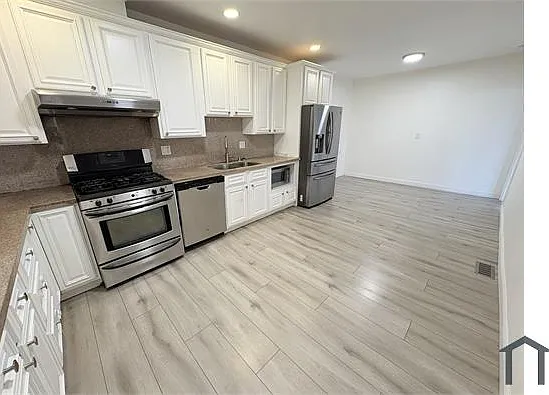 848 Girard St — Photo 5