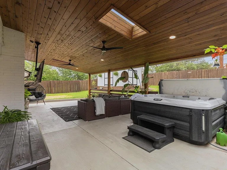 208 Skyloop Dr — Photo 2