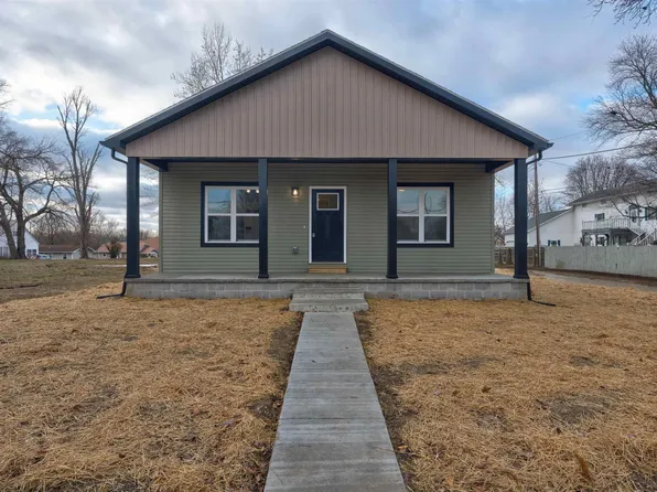227 N Lincoln Ave, Oakland City, IN 47660