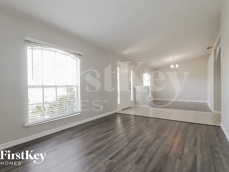927 NW 10th Ave — Photo 7