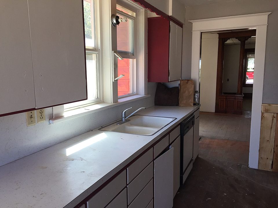 1st image of 130 W Main St