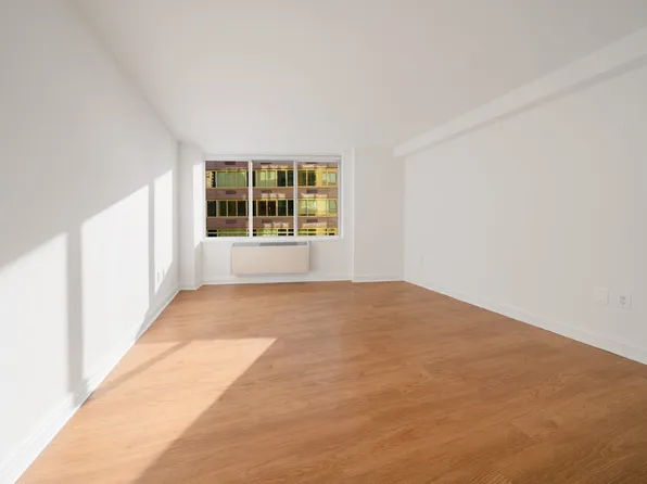 160 Riverside Boulevard image 15 of 17