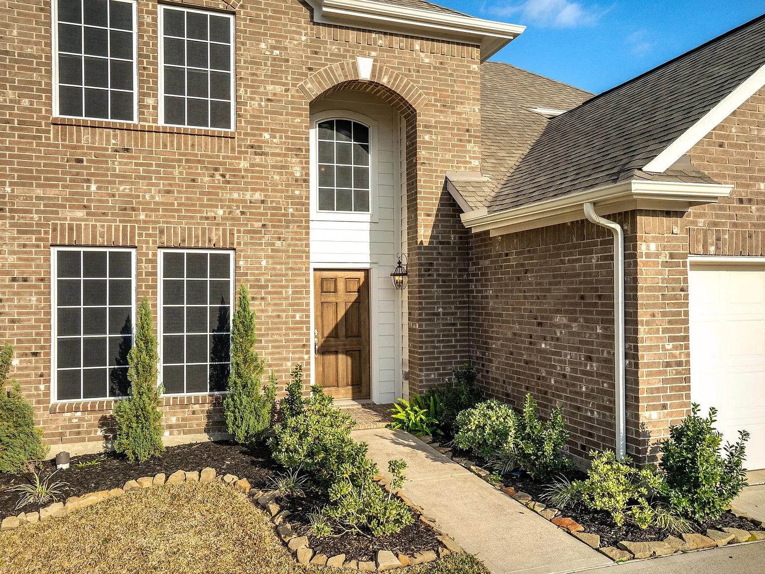 4 bed, 2.5 bath, 2536 sqft, $2,600 — Photo 2