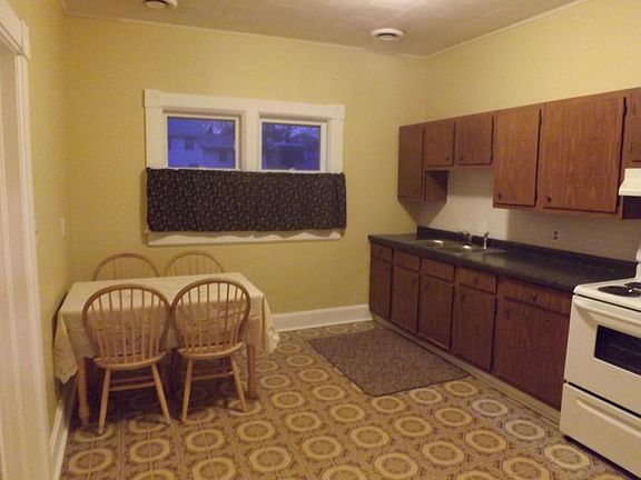 eat in kitcehn with dishwasher, tiled backsplash and even th