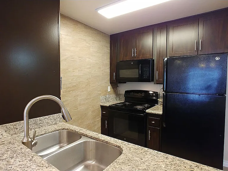 Villa De Adel Apts — Photo 97