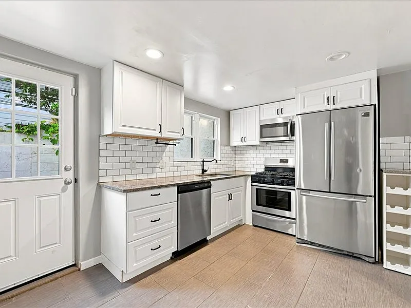 521 Cantrell St — Photo 4