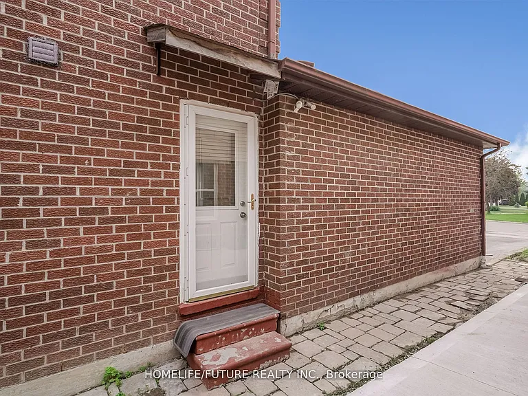 47 Carisbrooke Sq #BASEMENT — Photo 3