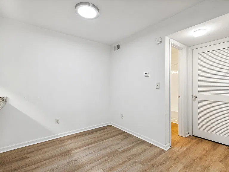 Amhurst III Apartments — Photo 24