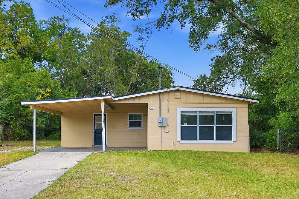 3 bed, 1.0 bath, 921 sqft, $1,320 — Photo 1
