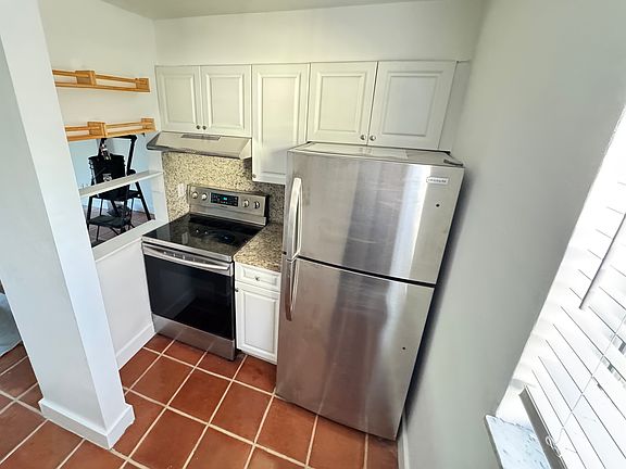 3rd image of 11 Edgewater Dr APT 4