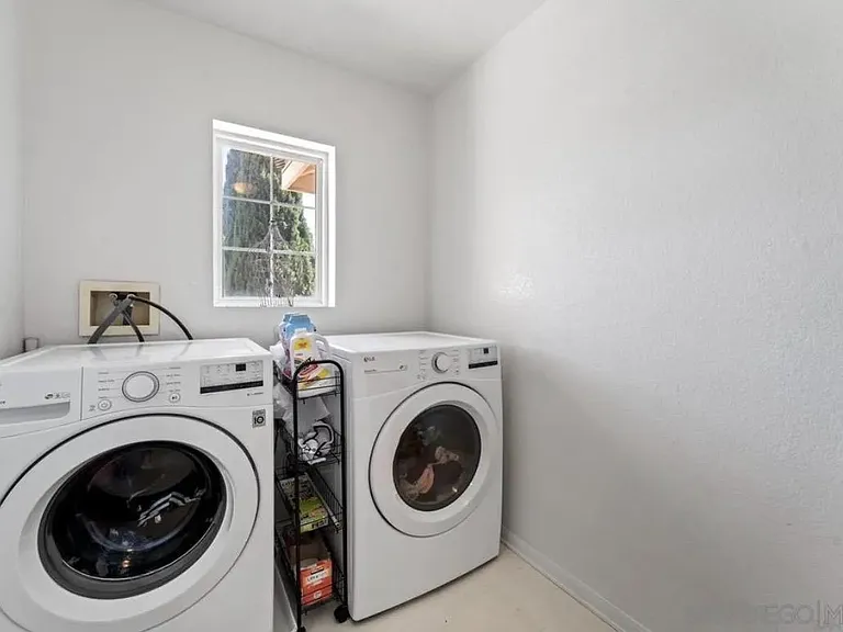 1729 Mendota St — Photo 12