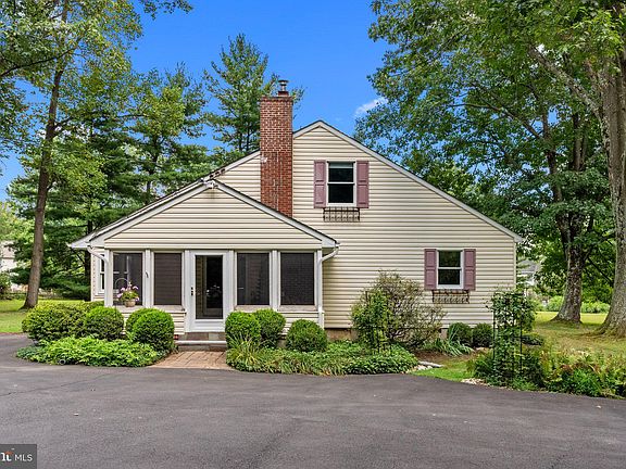 2nd image of 6 Tall Oaks Ln