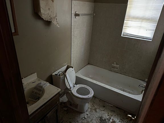 4th image of 5063 Christopher Ave