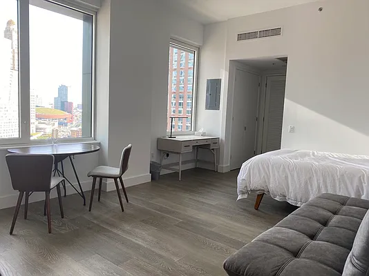 Rented by Gulia Wang, LREB | media 30