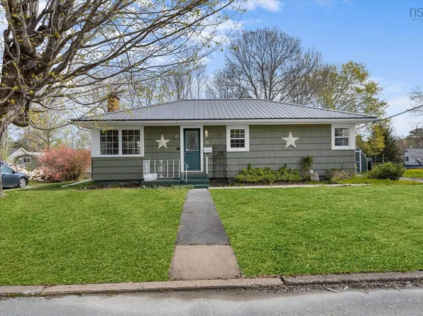 17 Parkdale Ave, Bridgewater, NS B4V 1L8