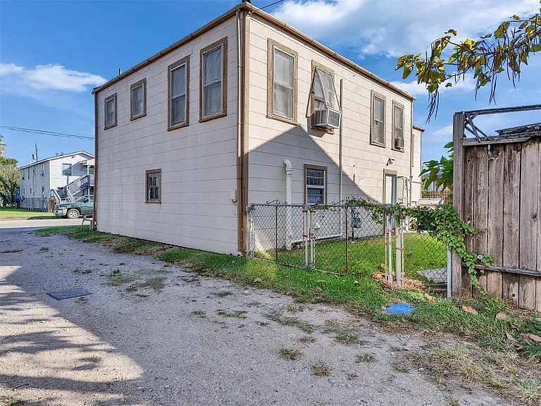 5019 Avenue M 1/2 — Photo 32