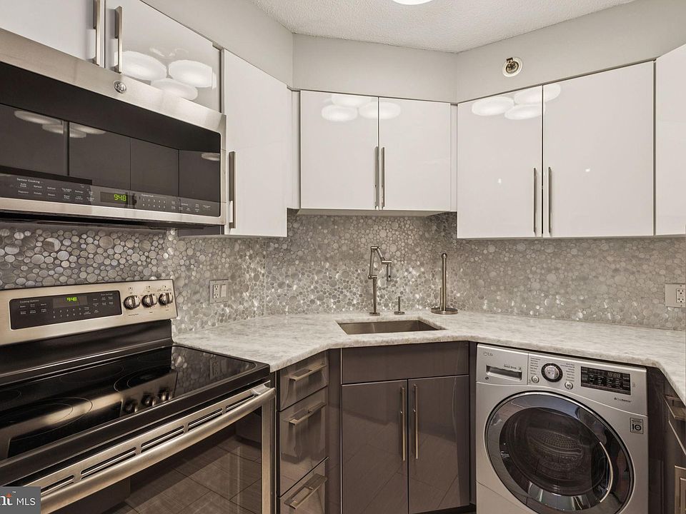 2nd image of 2018 Walnut St APT 12M